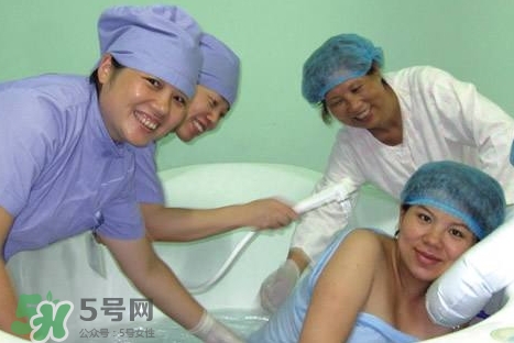 水中分娩時(shí)難產(chǎn)怎么辦？水中分娩和無(wú)痛分娩哪個(gè)好？