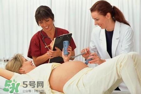 水中分娩時(shí)難產(chǎn)怎么辦？水中分娩和無(wú)痛分娩哪個(gè)好？