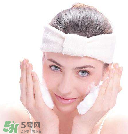 痘痘肌的護膚品怎么挑？正確挑選祛痘產(chǎn)品