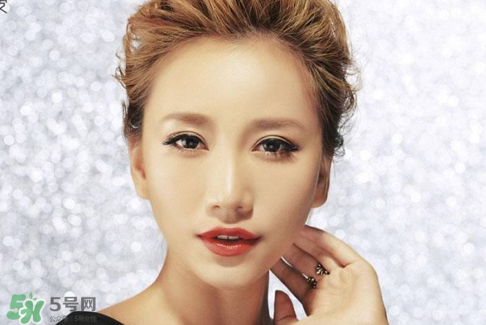 生理鹽水能泡隱形眼鏡嗎？生理鹽水能泡美瞳嗎？