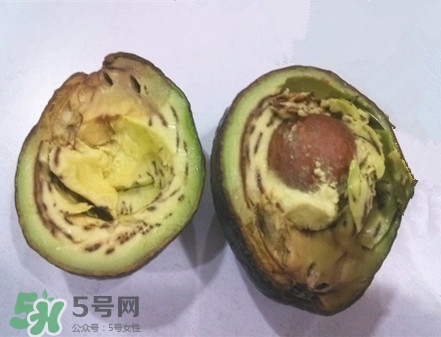 牛油果切開(kāi)黑了能吃嗎？牛油果為什么會(huì)有黑點(diǎn)？