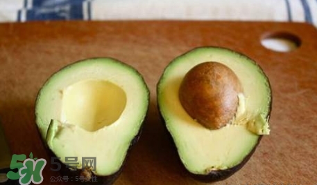 牛油果榨汁要去皮嗎？牛油果榨汁要加水嗎？