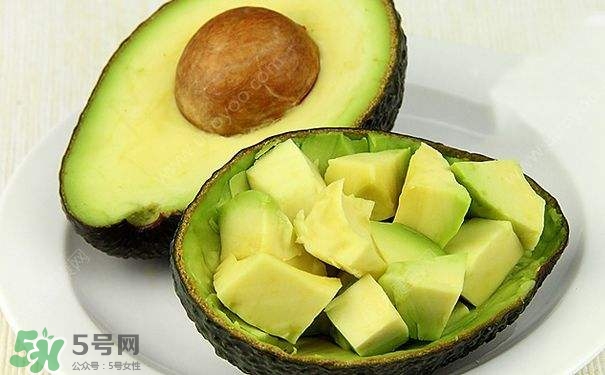 寶寶吃牛油果要蒸熟嗎？寶寶吃牛油果會(huì)便秘嗎？