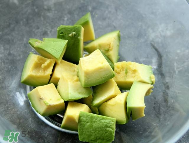 牛油果沙拉怎么做？牛油果沙拉用什么醬？