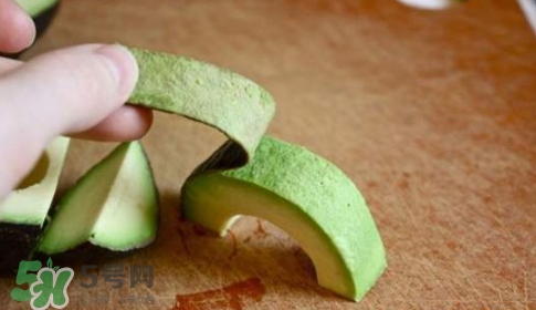 牛油果榨汁要去皮嗎？牛油果榨汁要加水嗎？