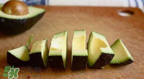 牛油果榨汁要去皮嗎？牛油果榨汁要加水嗎？