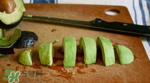 牛油果榨汁要去皮嗎？牛油果榨汁要加水嗎？