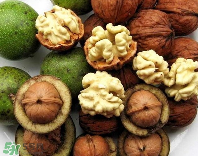 新鮮核桃外殼發(fā)霉能吃嗎？新鮮核桃長毛還能吃嗎？