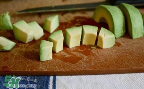 牛油果榨汁要去皮嗎？牛油果榨汁要加水嗎？