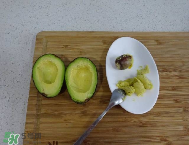 牛油果沙拉怎么做？牛油果沙拉用什么醬？