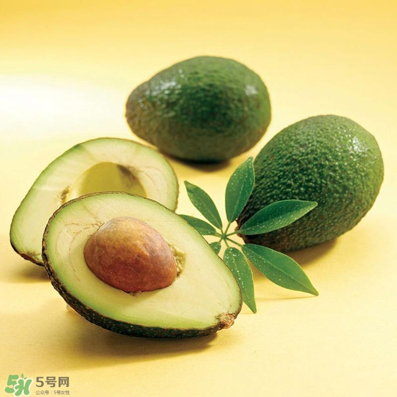 牛油果切開(kāi)黑了能吃嗎？牛油果為什么會(huì)有黑點(diǎn)？