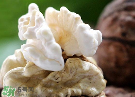 新鮮核桃外殼發(fā)霉能吃嗎？新鮮核桃長毛還能吃嗎？