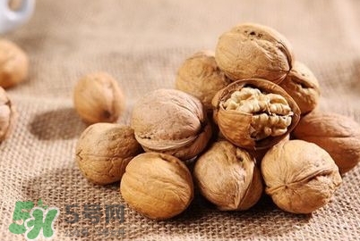 青皮核桃和干核桃哪個營養(yǎng)高？有什么區(qū)別？