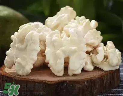 新鮮核桃要?jiǎng)兤幔縿兤r(shí)手變黑怎么清洗？