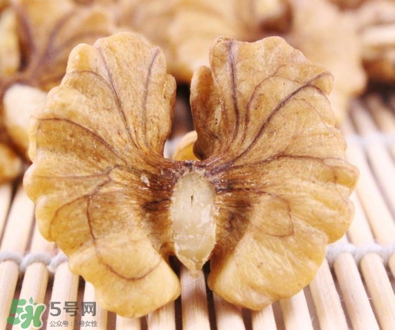 青皮核桃和干核桃哪個營養(yǎng)高？有什么區(qū)別？