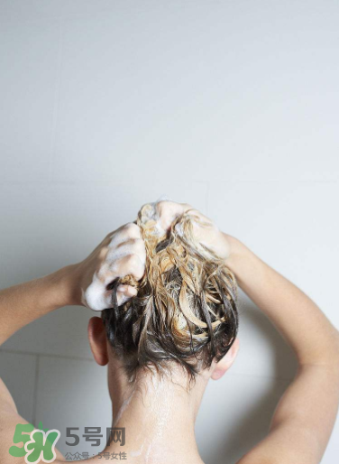 去屑洗發(fā)水真的能去屑嗎？自然晾干頭發(fā)好不好？