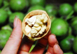 新鮮核桃要剝皮嗎？剝皮時手變黑怎么清洗？