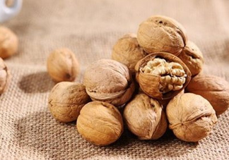 青皮核桃和干核桃哪個(gè)營(yíng)養(yǎng)高？有什么區(qū)別？