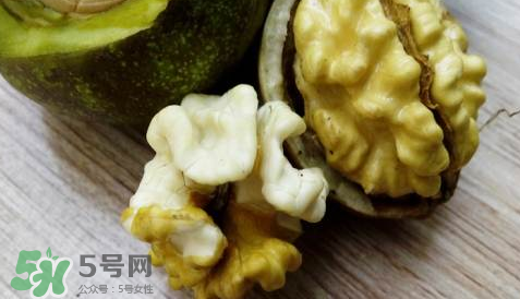 新鮮核桃要?jiǎng)兤?？剝皮時(shí)手變黑怎么清洗？