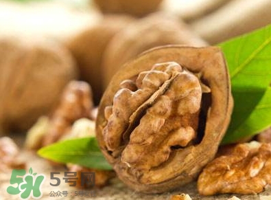 吃核桃對頭發(fā)有什么好處？為什么吃核桃對頭發(fā)生長有好處？