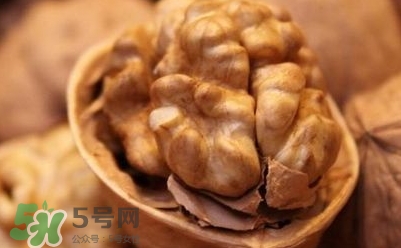 吃核桃對頭發(fā)有什么好處？為什么吃核桃對頭發(fā)生長有好處？