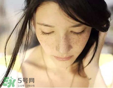 柿子葉凡士林多久祛斑 柿子葉祛斑有人用過(guò)嗎 柿子葉凡士林多久祛斑 柿子葉祛斑有人用過(guò)嗎