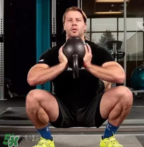 壺鈴深蹲訓(xùn)練什么？壺鈴深蹲壺鈴多重？