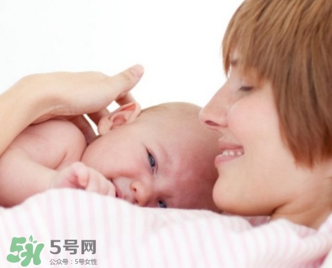 母乳寶寶一天大便幾次正常？母乳寶寶排便情況介紹