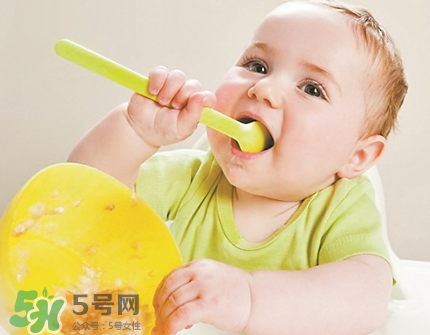 母乳寶寶幾個月添加輔食？母乳寶寶添加輔食的時間介紹