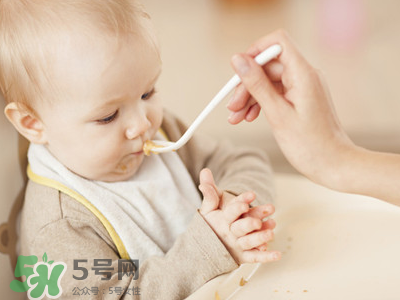 母乳寶寶幾個月添加輔食？母乳寶寶添加輔食的時間介紹