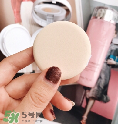 蘭蔻小粉盒氣墊和ysl氣墊對比 蘭蔻小粉盒氣墊和ysl氣墊對比