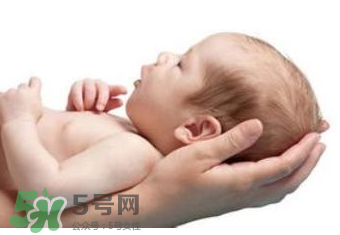 寶寶打嗝的原因  寶寶通常為什么打嗝？