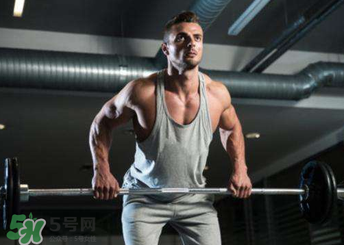 杠鈴劃船怎么做？杠鈴劃船正手反手區(qū)別