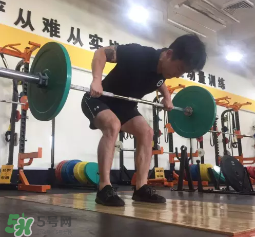 杠鈴劃船練哪里？杠鈴劃船重量怎么選？