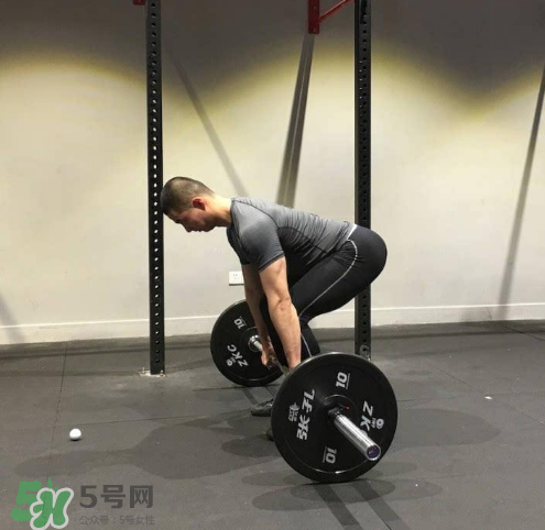 杠鈴劃船腰疼是什么原因？杠鈴劃船動作要領(lǐng)