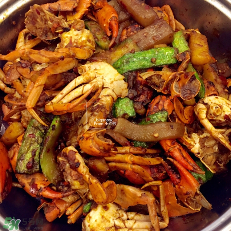 吃螃蟹用什么醋好 吃螃蟹蘸醋還是醬油 吃螃蟹用什么醋好 吃螃蟹蘸醋還是醬油