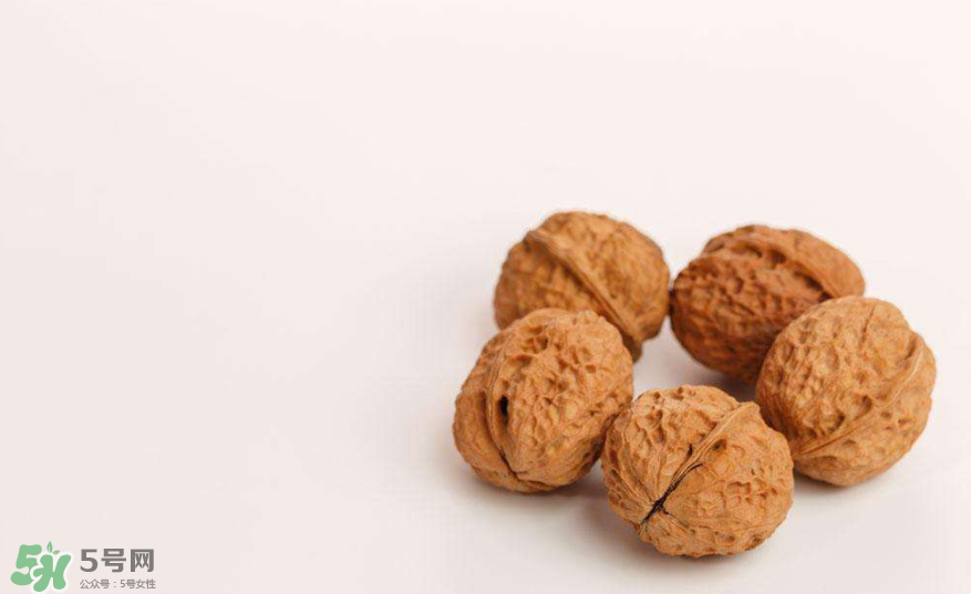 核桃對人體的四大功效是什么？核桃皮泡水有什么功效？