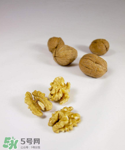 核桃對人體的四大功效是什么？核桃皮泡水有什么功效？