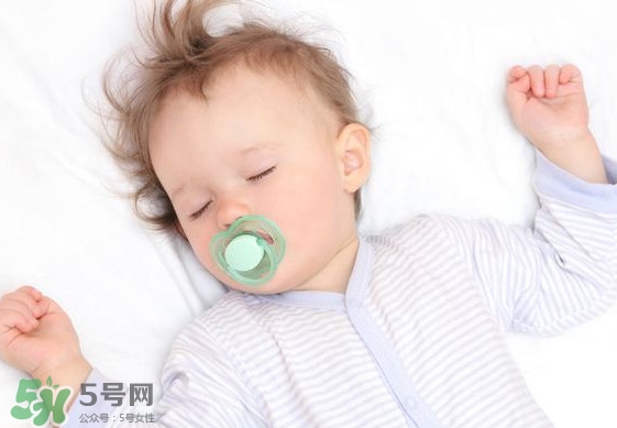 寶寶幾個月開始補(bǔ)鈣最合適？嬰幼兒幾個月的時候吃魚肝油