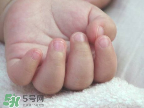 寶寶手指甲有白痕怎么回事？幼兒手指甲發(fā)白是缺鈣嗎