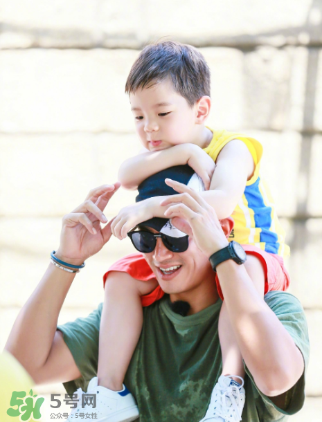 雙眼皮能搓出來嗎？霍思燕怎么幫嗯哼搓雙眼皮的？