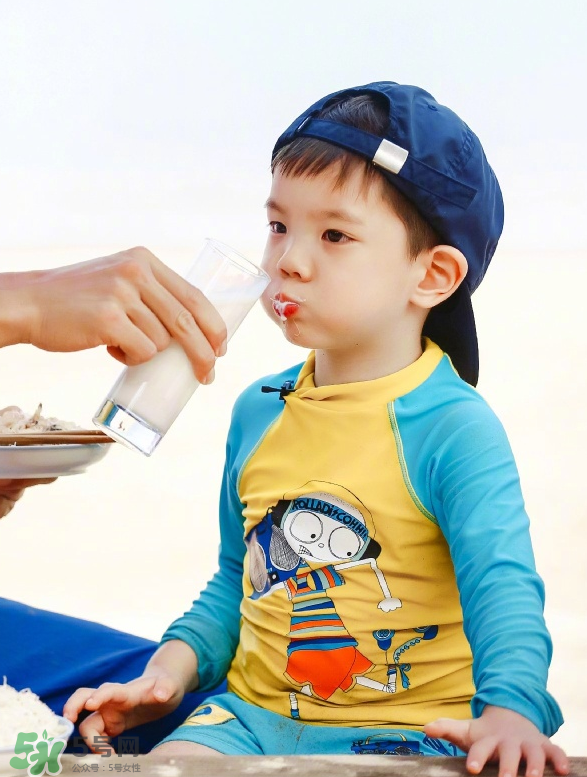 雙眼皮能搓出來嗎？霍思燕怎么幫嗯哼搓雙眼皮的？