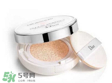 粉底液和cc霜同時用嗎 粉底液和cc霜的先后順序 粉底液和cc霜同時用嗎 粉底液和cc霜的先后順序