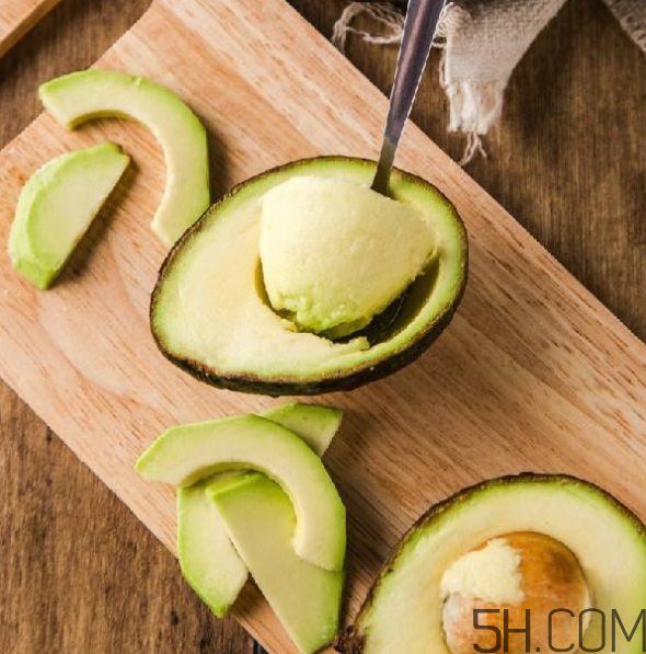 牛油果榨汁要加水嗎？糖尿病人吃牛油果的好處