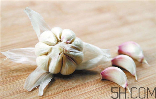 大蒜泡酒可以放冰糖嗎？什么藥酒中可以加冰糖？