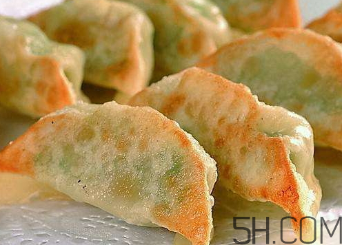 煎餃可以先蒸后煎嗎？煎餃?zhǔn)巧暹€是熟煎？