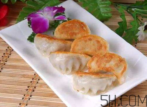 煎餃可以先蒸后煎嗎？煎餃?zhǔn)巧暹€是熟煎？