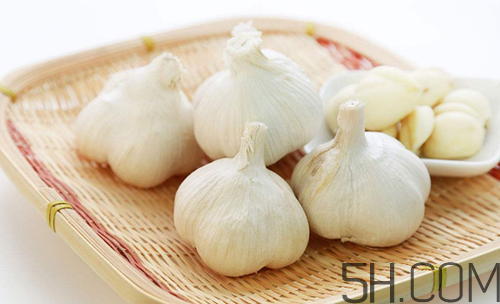 大蒜泡酒可以治腳氣嗎？治腳氣的方法有哪些？