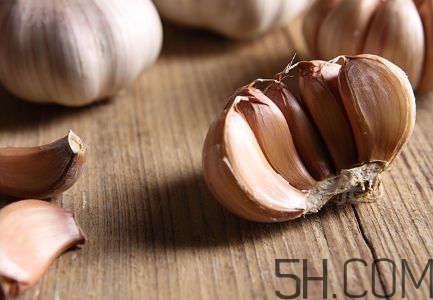 大蒜泡酒可以放冰糖嗎？什么藥酒中可以加冰糖？