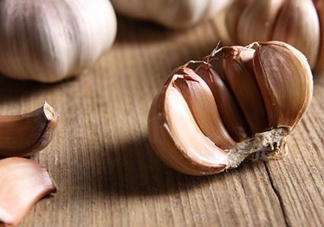 大蒜泡酒可以放冰糖嗎？什么藥酒中可以加冰糖？